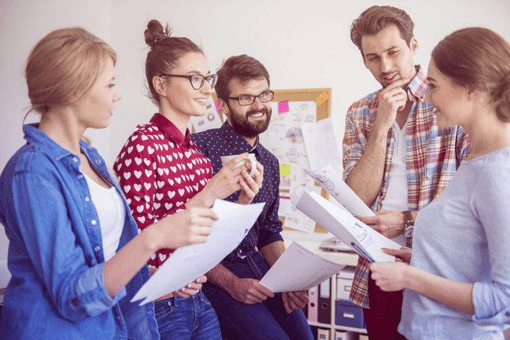 Teammeeting unter Anwendung von Holokratie-Prinzipien: doppelte verbindung  double linking  website service chef arbeitswelt