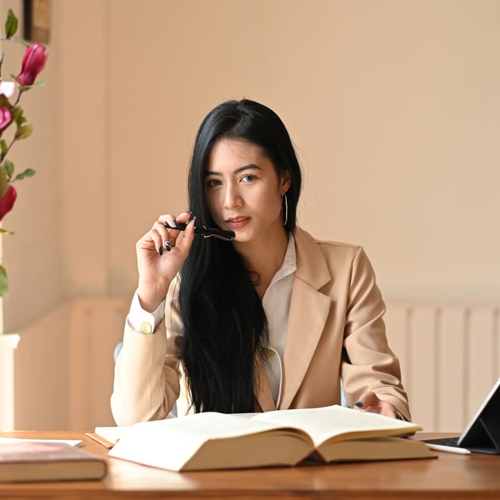 werkgever denkt na over de verboden woorden van een vacaturetekst