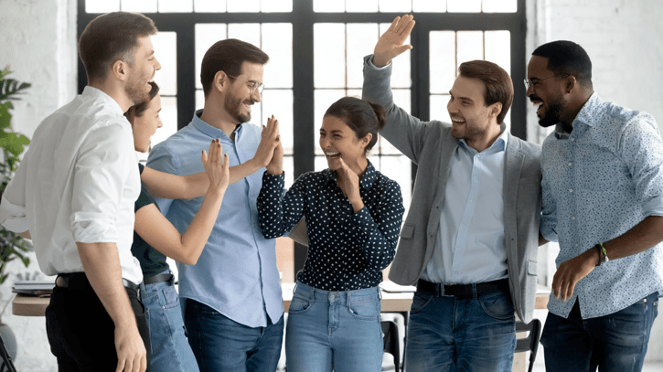 Erfolgserlebnis nach gelungener Teambuilding-Aufgabe.,  teambuilding, maßnahmen, spiele, teambuilding ideen, teambonding