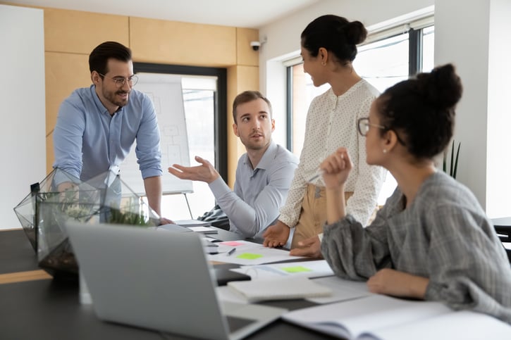 Mitarbeiter diskutieren Job Crafting-Strategien
