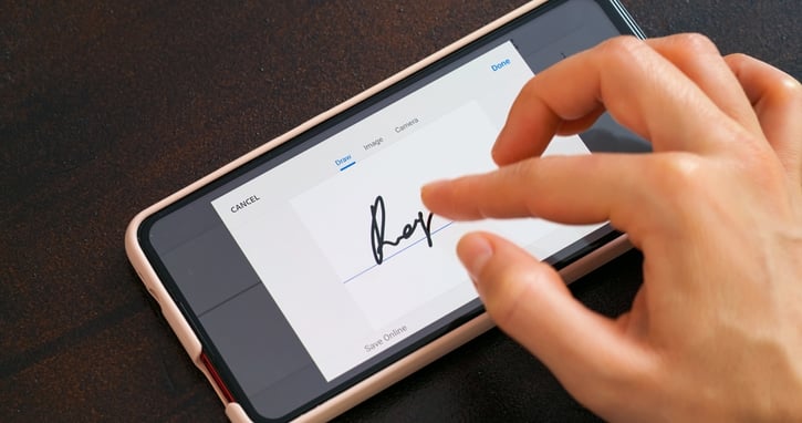 Elektronische Signatur-App auf einem Smartphone-Bildschirm.