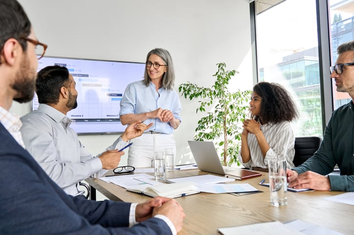 Foto von Mitarbeitern, die über den Code of Conduct diskutieren., code of conduct, vorlagen, alles, compliance beauftragten, verhaltensweisen, unternehmensrichtlinien, risiken, verhaltensanweisungen, sammlung, funktion, mitarbeitenden, 