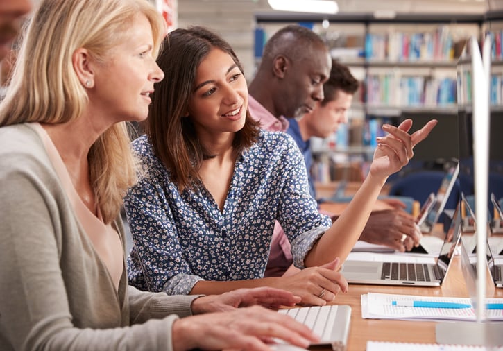 Schulen, in dem Mitglieder an einem Workshop teilnehmen, der sich auf die Entwicklung einer positiven Lernkultur und gemeinsame Wertvorstellungen konzentriert. Die Teilnehmer, Angestellte verschiedener Abteilungen, teilen ihre Gedanken und Handlungsweisen, die die Unternehmenskultur stärken.