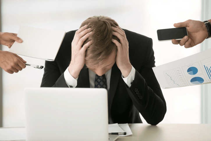 Beschwerdebild: Mitarbeiter erlebt Burn-out-Symptome im Büro.