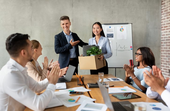 Teamleiter stellt neuen Mitarbeiter während eines Meetings vor.