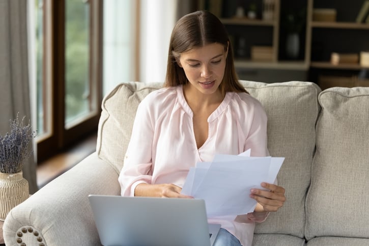 referenzschreiben in der bewerbung, job - Arbeitnehmer liest sein erhaltenes Referenzschreiben