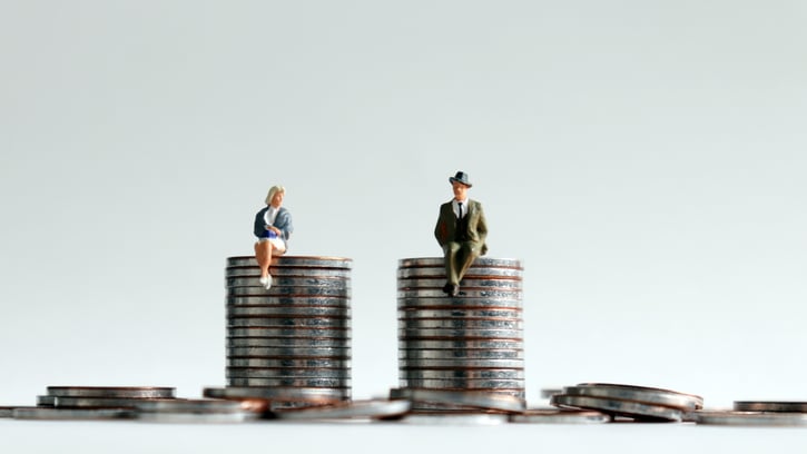 Arbeitgeber prüft Gehaltslisten im Rahmen von Equal Pay.