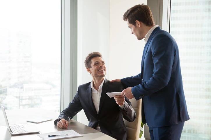 Mitarbeiter bei der Besprechung der leistungsgerechten Vergütung - leistungsbeurteilung und bonussystem branchen satz