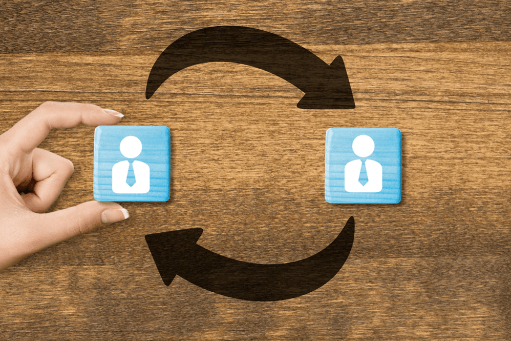 Vorteile der Job Rotation: Ein Manager erklärt einem neuen Mitarbeiter den Job-Rotation-Prozess