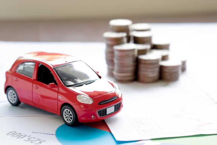 Close-up eines Vertrags über Firmenwagen mit Taschenrechner und Stift zur Versteuerung