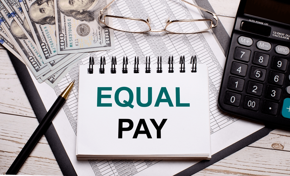 Rechner und Stift für Equal Pay Berechnung