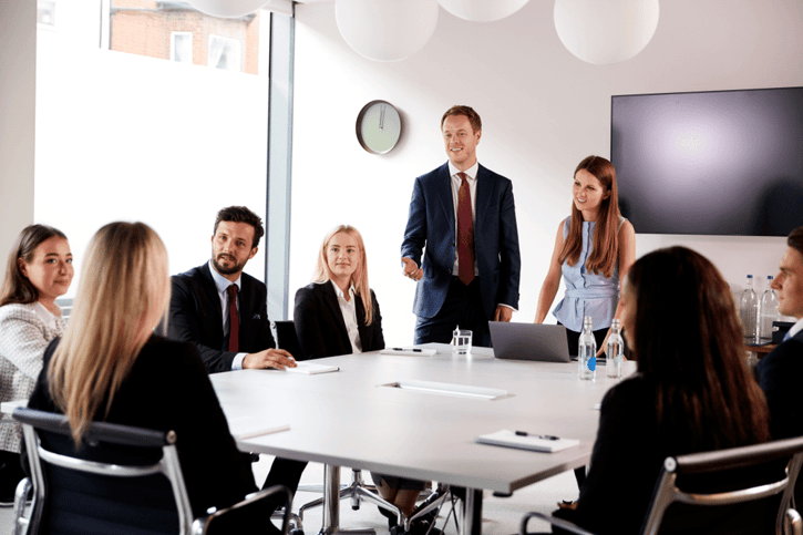 Teilnehmer in einem Gruppenworkshop innerhalb von Assessment Centers, bei dem Kommunikationsfähigkeit und Teamverhalten beobachtet werden