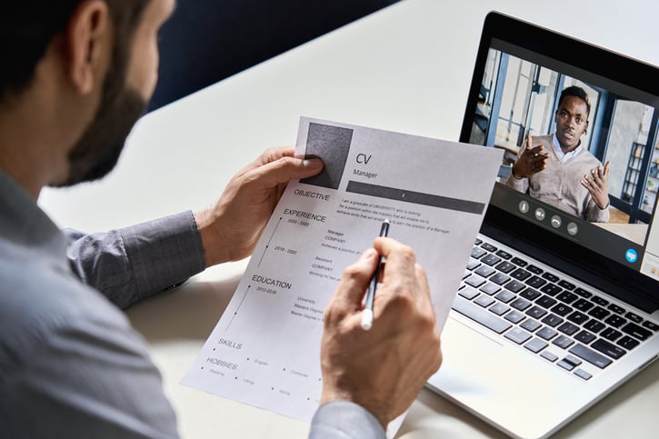 Kandidat nimmt an einem Online-Vorstellungsgespräch über Laptop teil.