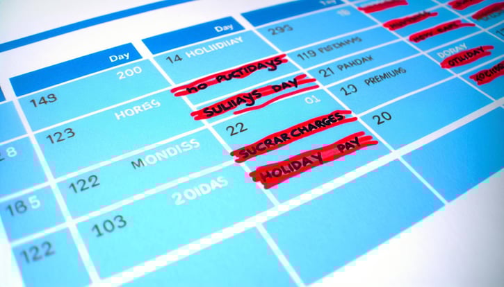 Ein Kalender mit markierten Feiertagen und hervorgehobenen Zuschlägen zur Veranschaulichung des Feiertagszuschlags