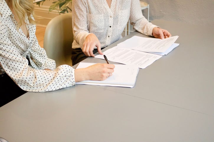 Twee vrouwen ondertekenen een contract