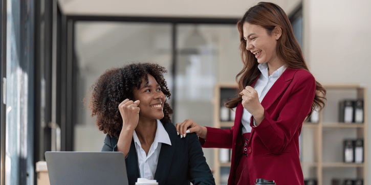 In der Abbildung wird gezeigt, wie Arbeitgeber geldwerte Vorteile nutzen, um die Motivation ihrer Mitarbeiter zu steigern. Zu den Beispielen gehören Sachbezüge wie Dienstwagen, IT-Ausstattung und Personalrabatte, die als Vorteile für Arbeitnehmer dienen.