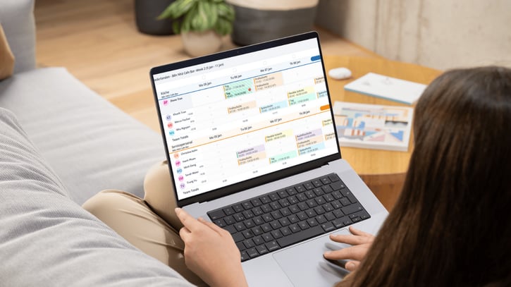 Digitale Zeiterfassungssoftware von Shiftbase auf Smartphone und Desktop zur rechtssicheren Erstellung eines Arbeitszeitnachweises gemäß BAG-Urteil.