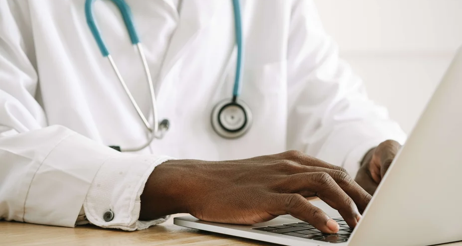 Behandlung rund um die Uhr: Arzt im Krankenhaus während des Bereitschaftsdienstes, ärztliche Bereitschaftsdienst  auch an Feiertagen