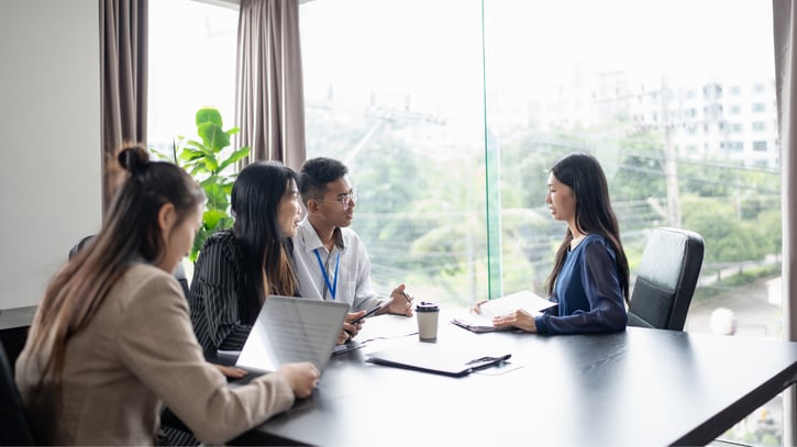 HR-Managerin prüft am Laptop die neuen bAV-Zuschüsse und das Opting-Out-Modell für Mitarbeiter in einem modernen Büro.