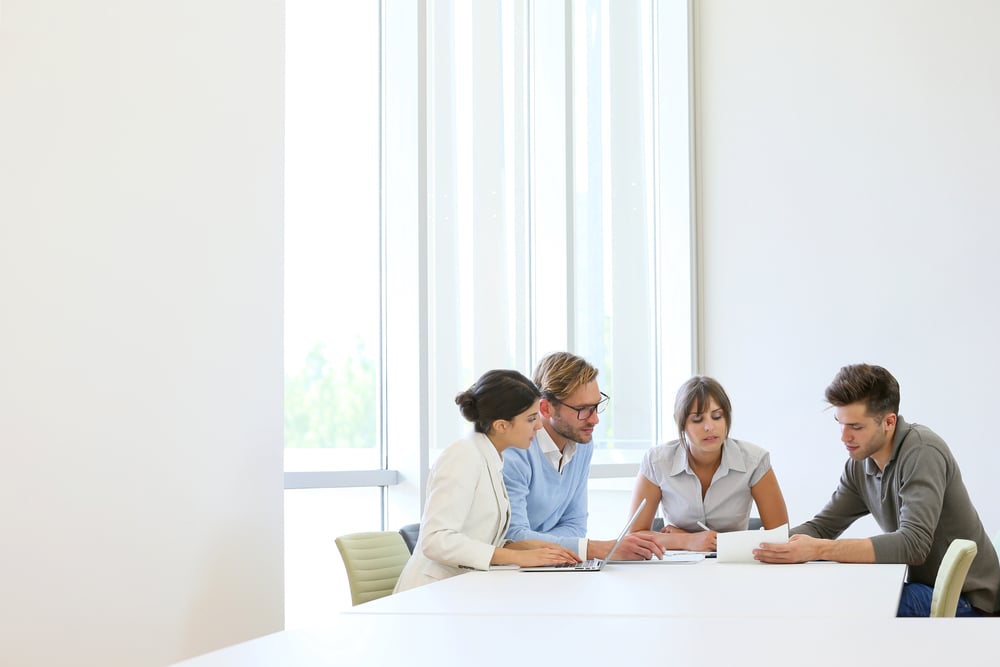 Mitarbeiter genießt flexible Arbeitszeiten dank Mitarbeiterangeboten