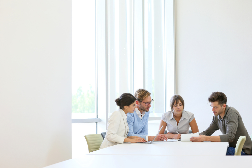 Gruppenfeedbacksession im modernen Arbeitsplatz