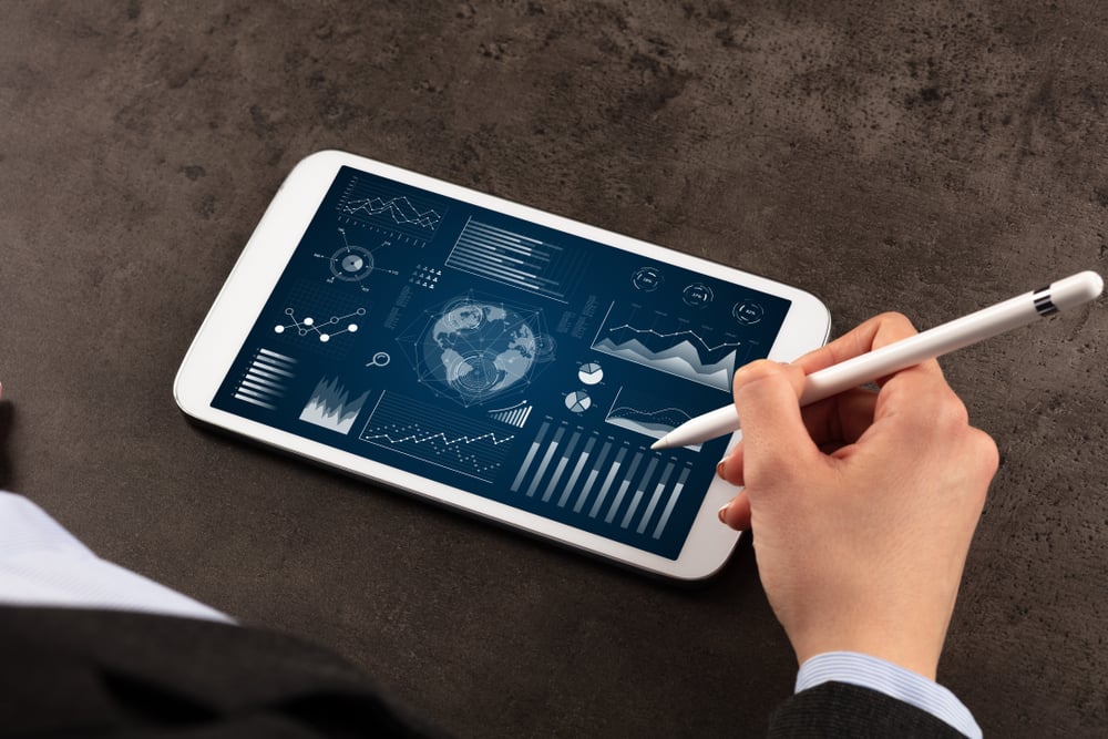 Digitales HR-System-Dashboard zeigt Leistungszyklen.