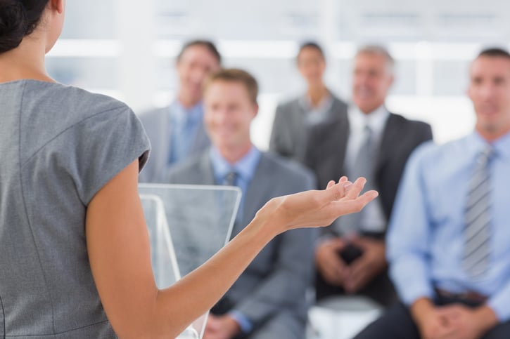 Führungskompetenz Definition: Foto eines Geschäftsführers, der im Büro eine Präsentation hält