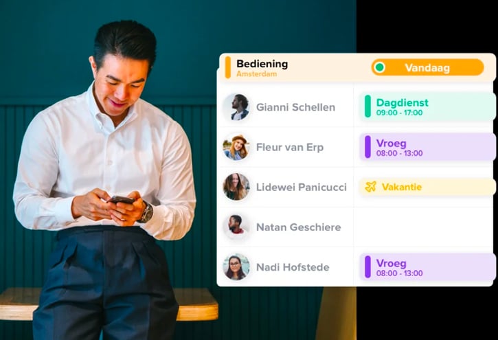 Man kijkt naar planning op zijn telefoon