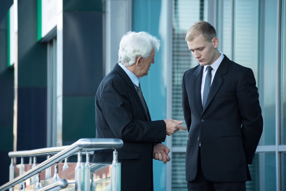 Mitarbeiter im Gespräch mit einem Arbeitgeber über den Jobverlust