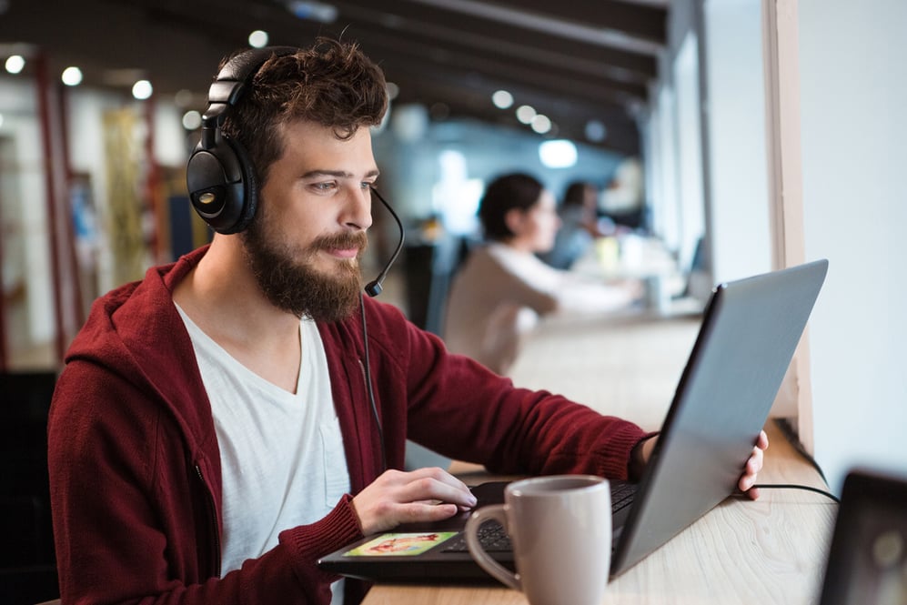 Telearbeiter genießt Kaffeepause im Co-Worker Space