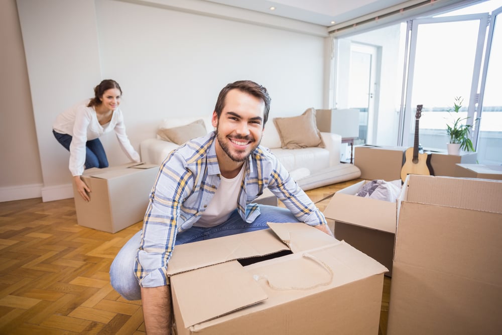Büroangestellter plant Umzug mit Sonderurlaub