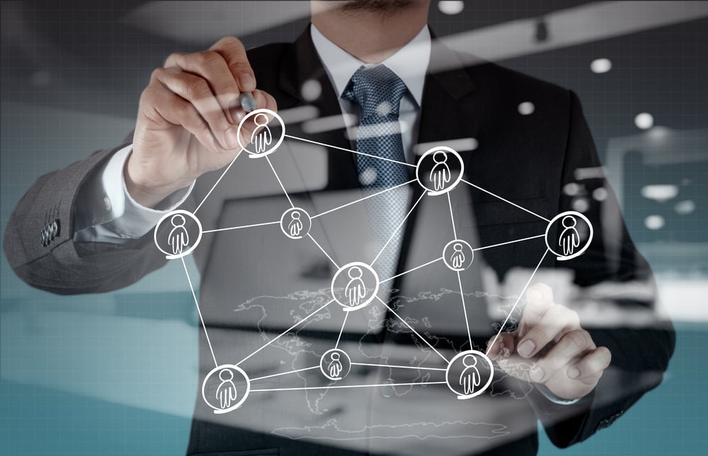 Doble exposición del empresario que trabaja con la nueva estructura de red de espectáculos informáticos modernos