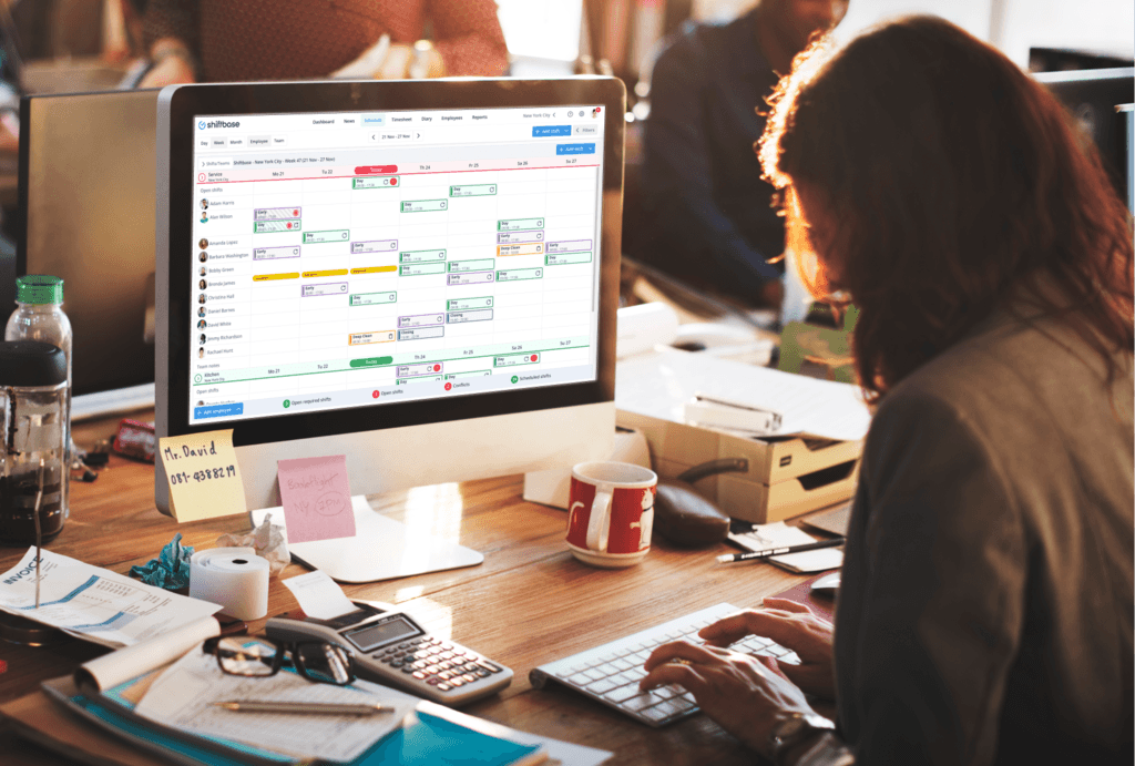 Empleado trabajando en la herramienta de planificación Shiftbase, creando horarios de empleados