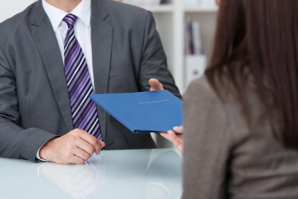 Bewerbergespräch im Büro mit Fokus auf Recruiting-Kosten