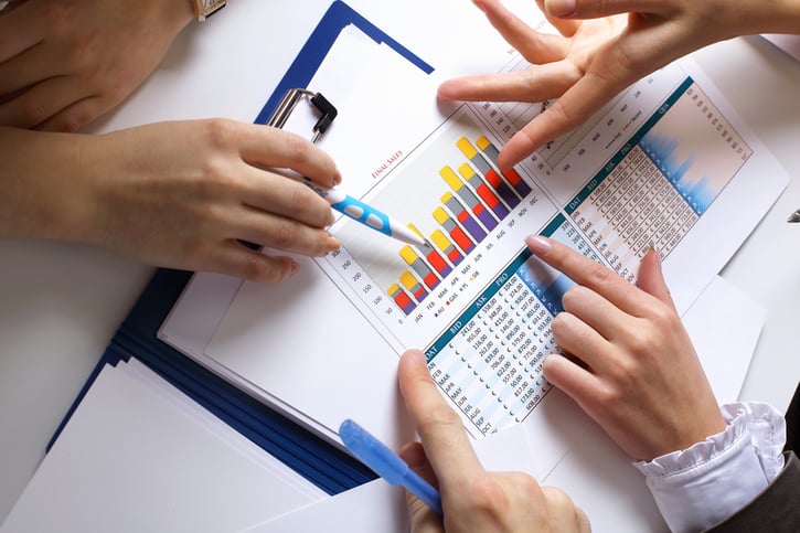 Foto eines Arbeitgebers, der Lohnpolitik implementiert - geprüftes Wissen