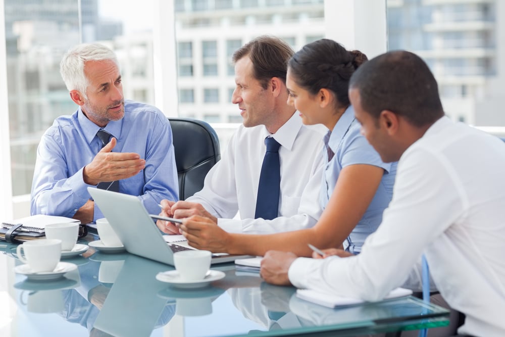 Manager präsentiert die Vorteile eines Retention Bonus für sein Team.