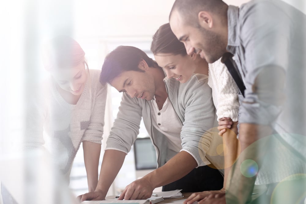 Grupo de empresarios en la oficina trabajando en proyecto