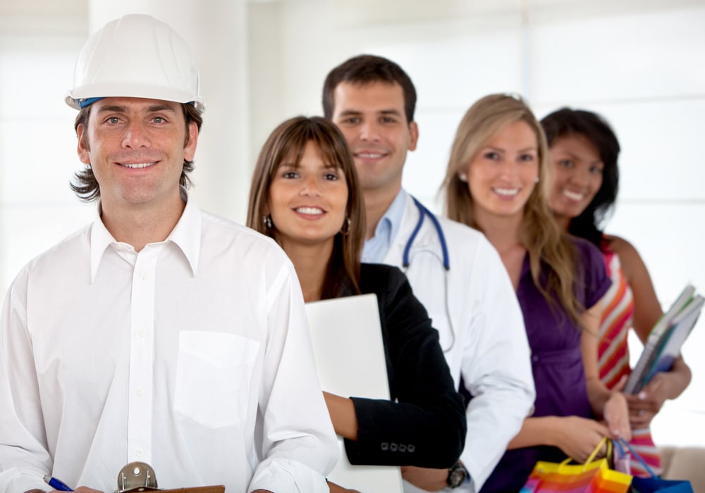 Ein Werkstudent überprüft seinen Arbeitsvertrag mit einer Vorlage für den Werkstudentenvertrag, einschließlich Regelungen zu Arbeitszeit, Arbeitslosenversicherung und dem Ende des Arbeitsverhältnisses.