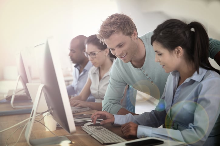 Millennials der Generation Y im kreativen Arbeitsumfeld.