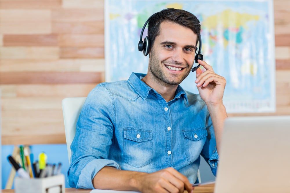 Headset für klare Kommunikation beim Online-Vorstellungsgespräch.