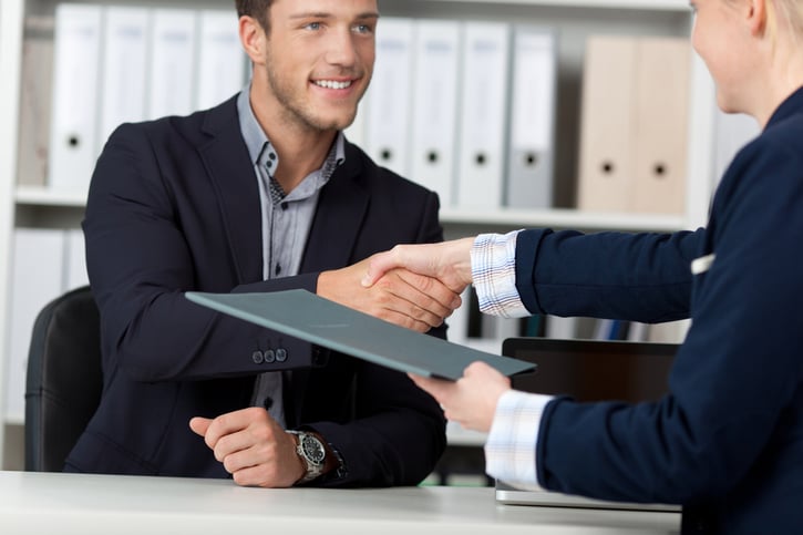 Ejemplo de un contrato temporal firmado entre un empleador y un trabajador.