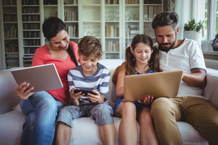 Generationenforscher: Elternteil und Generation Alpha Kind beim gemeinsamen Technologiegebrauch