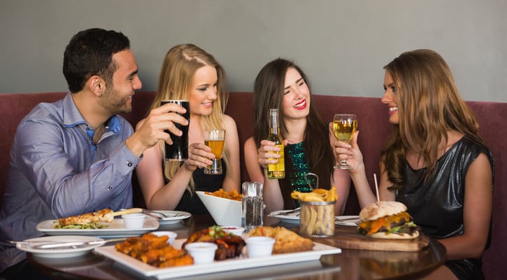 des personnes profitant de leurs congés payés dans un restaurant