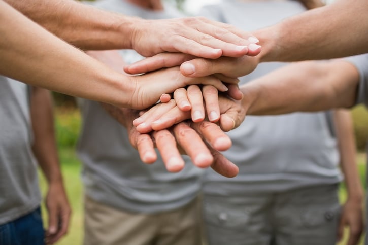 Équipe souriante lors d'une activité de team building