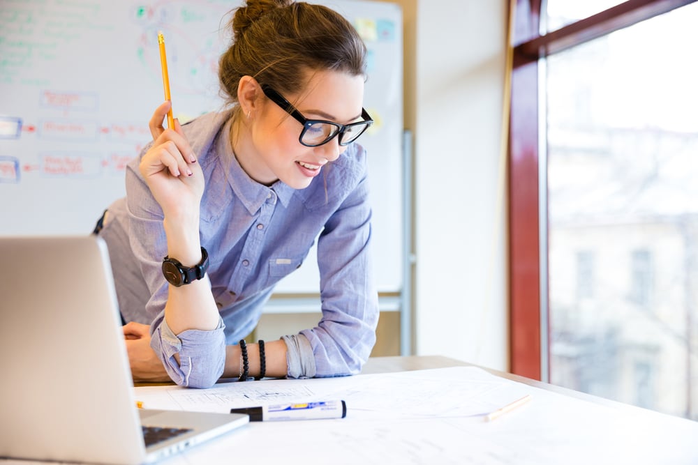 Ein Büroangestellter, der Zeitmanagement-Techniken anwendet, um die Arbeitsproduktivität zu erhöhen.