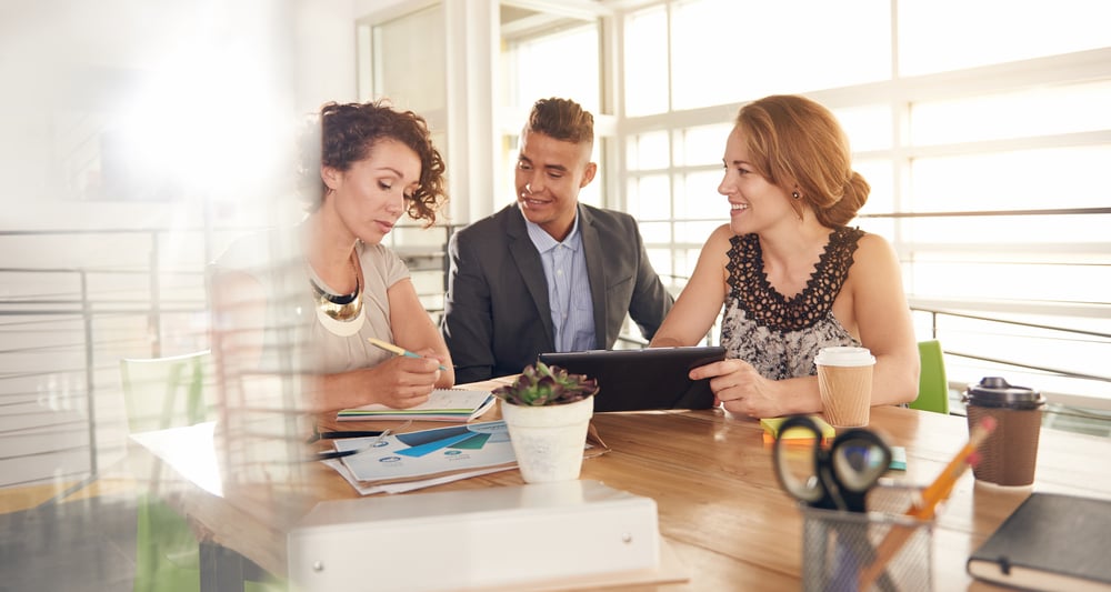 Diverses Team diskutiert Diskriminierung am Arbeitsplatz