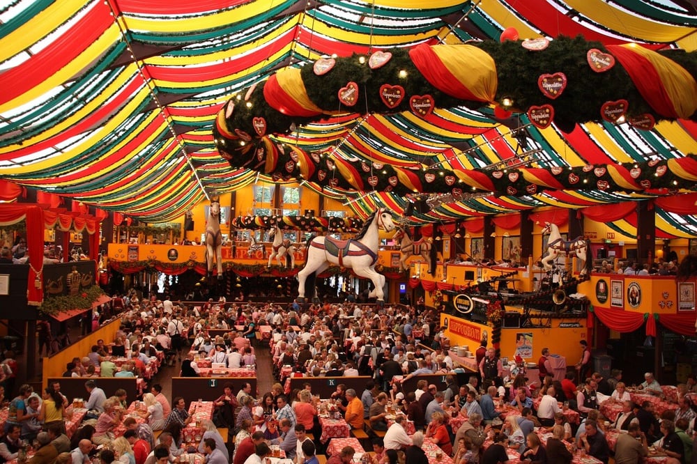 Informationen Das Volksfest Oktoberfest und die Planung in der Landeshauptstadt München – es wird auch oide Wiesn genannt und Wasen für das Cannstatter Volksfest in Stuttgart.