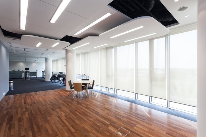 Moderne Arbeitsplatzgestaltung mit ergonomischen Stühlen