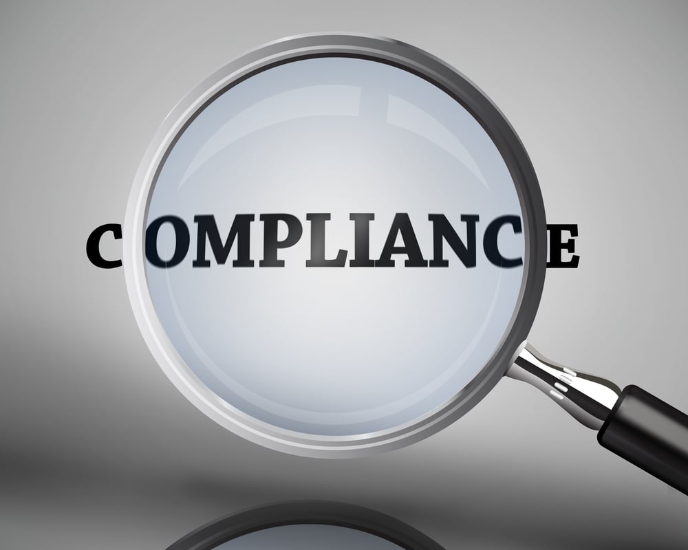 Ein detailliertes Diagramm eines Compliance-Management-Systems an einer Bürowand, das zeigt, wie rechtliche Vorschriften und Unternehmensrichtlinien integriert werden. Ein Team von Fachleuten betrachtet das Diagramm und diskutiert Strategien zur Sicherstellung der Einhaltung von Recht und Vorschriften im Unternehmen.