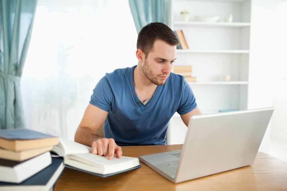 Mitarbeiter blickt nachdenklich auf einen Computerbildschirm, reflektierend über das Phänomen Quiet Quitting und seine Karriereziele.